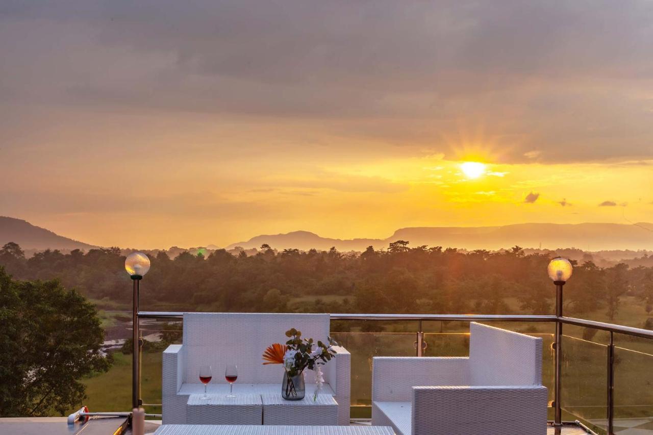 Stayvista'S Vine & Splash - Riverside Villa With An Infinity Pool And Indoor Games Karjat Exterior foto