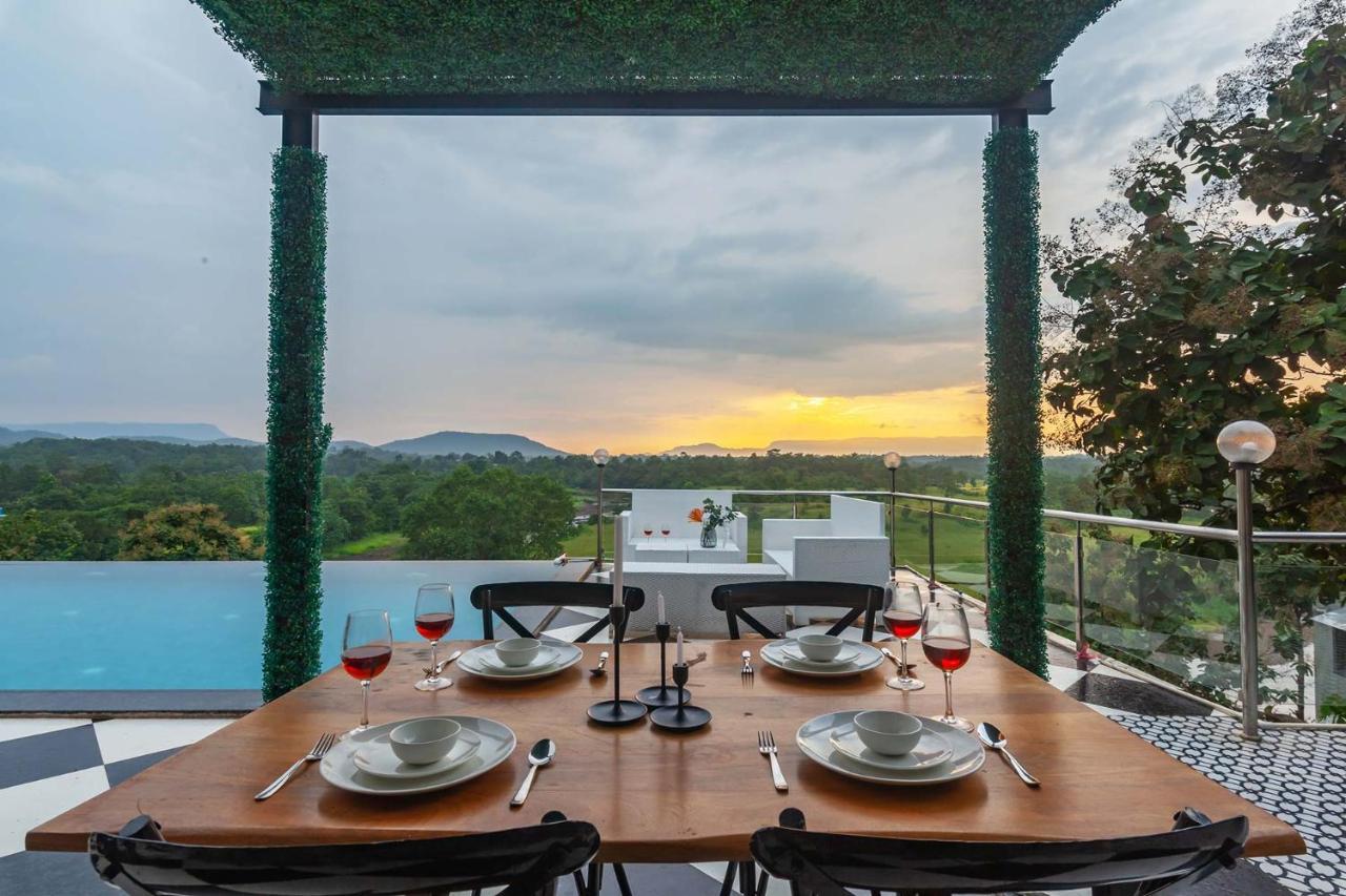 Stayvista'S Vine & Splash - Riverside Villa With An Infinity Pool And Indoor Games Karjat Exterior foto
